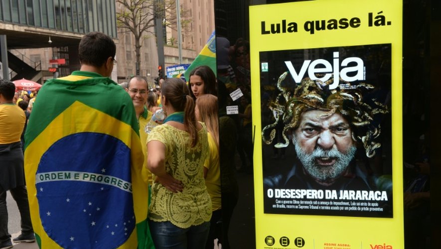 Icône de la gauche brésilienne, Lula a été mis en cause ces derniers jours dans l'enquête Petrobras et par des procureurs de Sao Paulo qui réclament des poursuites contre lui pour "occultation de patrimoine" et son placement en détention