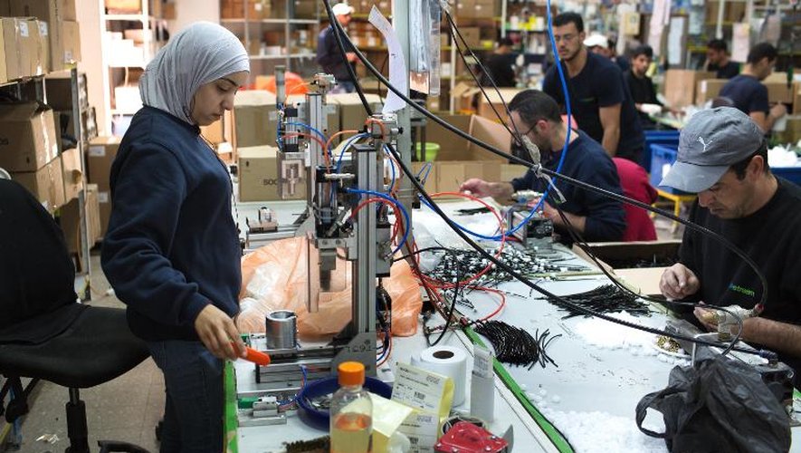 Des Palestiniens travaillent dans l'usine SodaStream de Maale Adumim le 30 janvier 2014