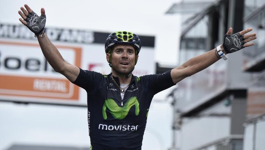 Le cycliste espagnol Alejandro Valverde franchit en vainqueur la ligne d'arrivée de Liège-Bastogne-Liège, le 26 avril 2015 à Liège