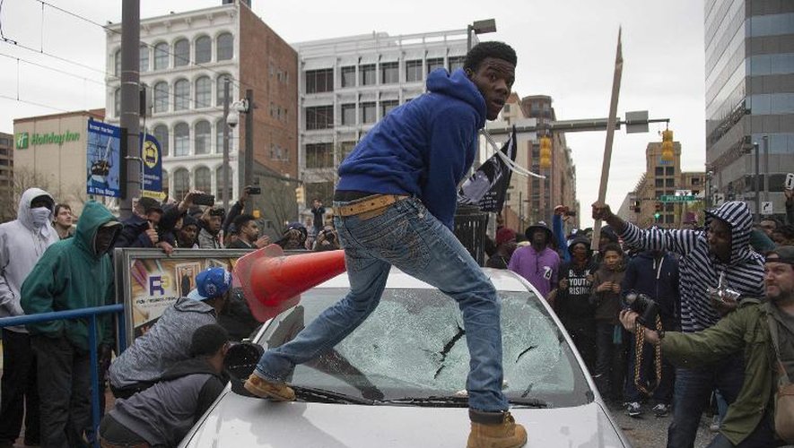 Un homme sur le capot d'une voiture de la police de Baltimore aux Etats-Unis, le 25 avril 2015
