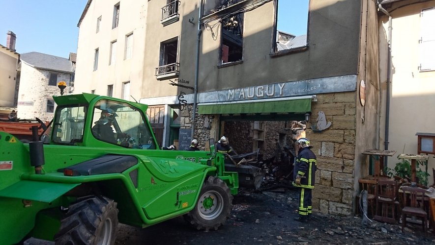 Ce matin, les pompiers étaient encore à pied d'oeuvre pour déblayer les décombres de l'immeuble et du restaurant entièrement détruits par les flammes dans la nuit.