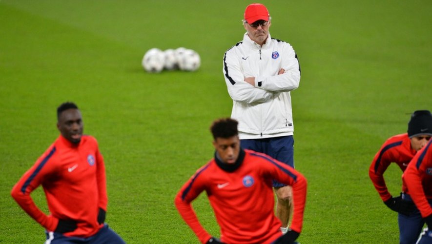 Le technicien du PSG Laurent Blanc (c) avec ses joueurs lors d'une séance d'entraînement à Stamford Bridge, le 8 mars 2016