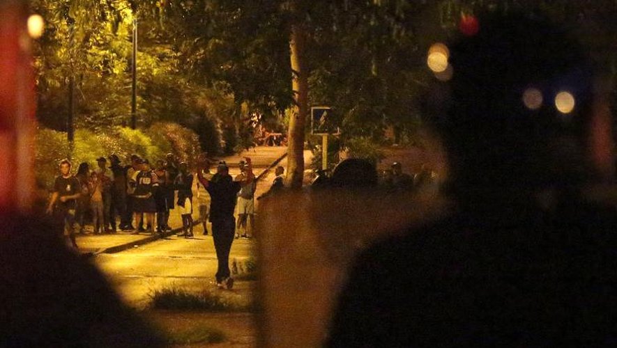 Un groupe de jeunes provoquent la police dans le quartier du Chaudron, le 30 janvier 2014 à Saint-Denis de la Réunion
