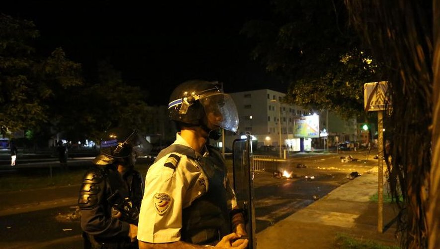 Des policiers en patrouille dans le quartier du Chaudron, le 30 janvier 2014 à Saint-Denis de la Réunion