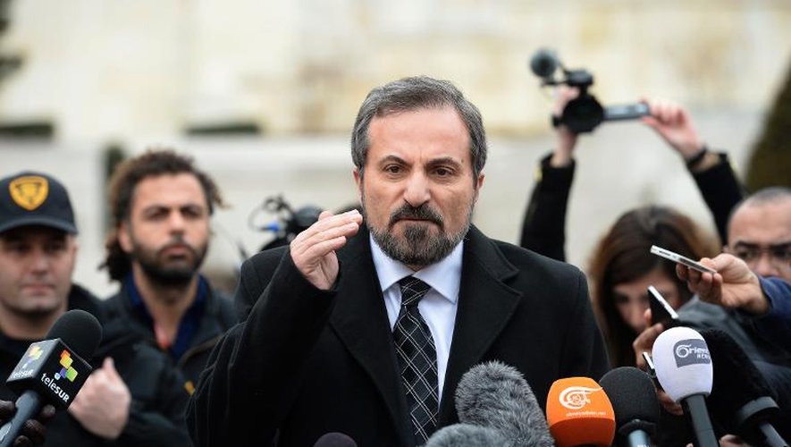 Le porte-parole de la Coalition de l'opposition syrienne, Louay Safi, lors d'une déclaration à la presse, le 30 janvier 2014 à Genève