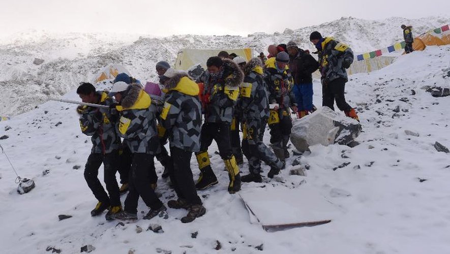 Les secours évacuent une victime de l'avalanche déclenchée par le séisme sur un camp de base, le 26 avril 2015 dans l'Everest
