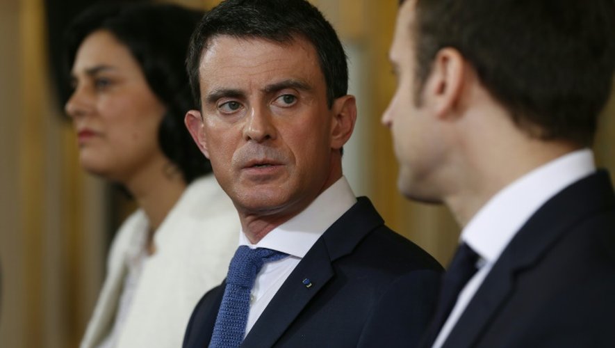 Le Premier ministre Manuel Valls entre les ministres du Travail Myriam El Khomri et de l'Economie Emmanuel Macron le 11 mars 2016 à Matignon