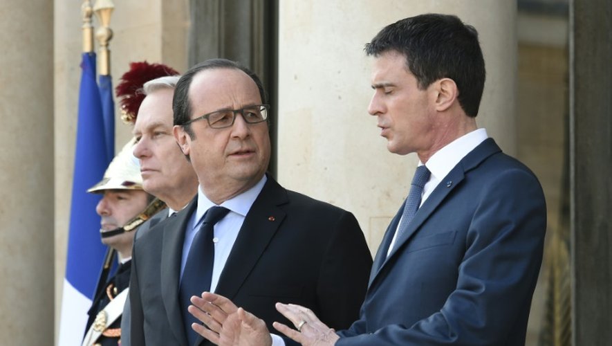 François Hollande et Manuel Valls sur le perron de l'Elysée le 12 mars 2016 à Paris