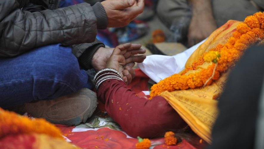 Des Népalais pleurent un proche tué dans le tremblement de terre, le 26 avril 2015 à Pashupatinath
