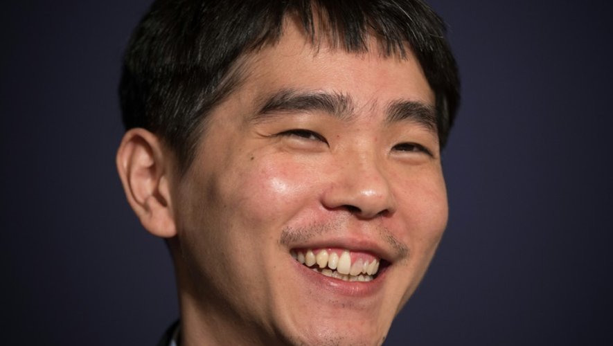 Le champion de go Lee Se-Dol sourit lors de sa conférence de presse à Séoul le 13 mars 2016 après avoir battu l'ordinateur AlphaGo