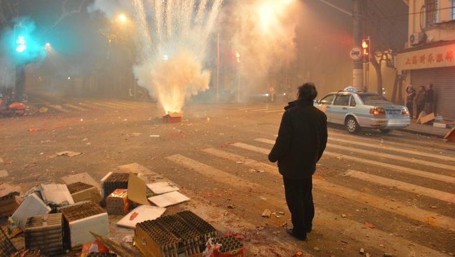 Pétards et feux d'artifices dans une rue de Shanghai pour le Nouvel An chinois, le 30 janvier 2014