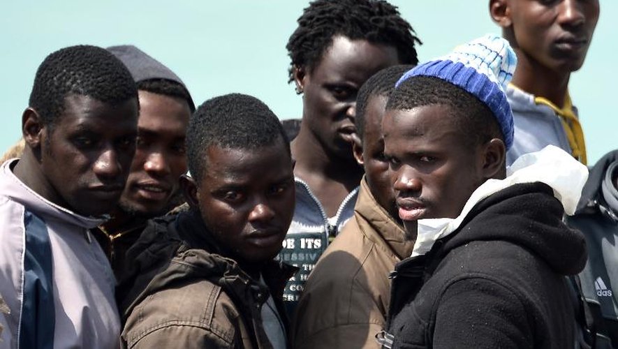 Des migrants secourus attendent avant de débarquer dans le port de Catane en Sicile le 24 avril 2015