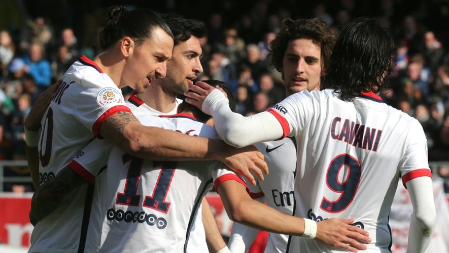 L'attaquant du PSG Zlatan Ibrahimovic (g) fête l'un de ses 4 buts face à Troyes, le 13 mars 2016 au stade de l'Aube