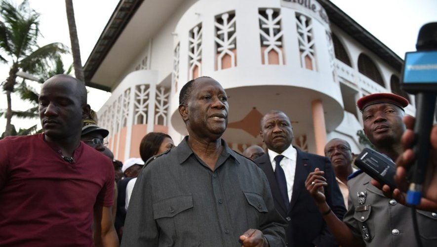 Le président ivoirien Alassane Ouattara devant l'hôtel Etoile du Sud, à Grand-Bassam, le 13 mars 2016