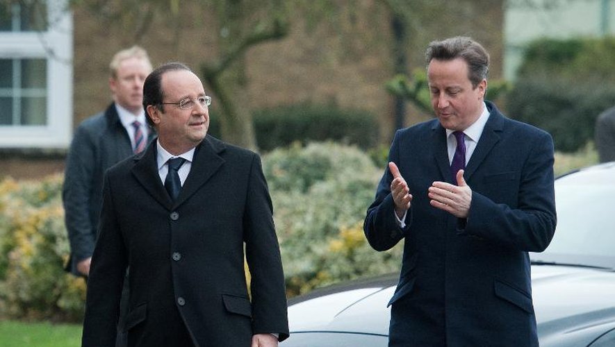 François Hollande et David Cameron le 31 janvier 2014 sur la base britannique Brize Norton près d'Oxford