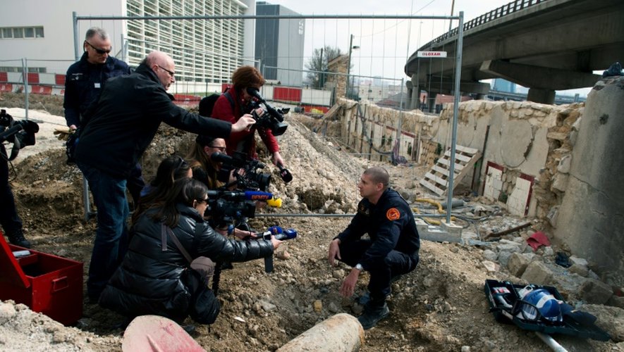 L'expert en déminage Christophe Perrier répond aux journalistes avant la procédure de neutralisation d'une bombe datant de la Seconde guerre mondiale, dans le quartier d'Arenc à Marseille, le 13 mars 2016