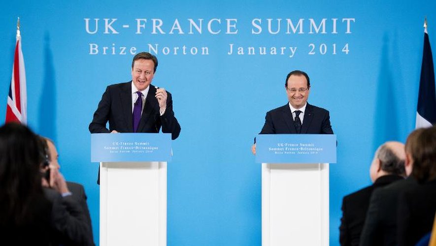 Le Premier ministre britannique David Cameron (G) et le Président français François Hollande (D) durant une conférence de presse commune vendredi 31 janvier 2014 lors d'un sommet consacré à la Défense dans l'Oxforshire