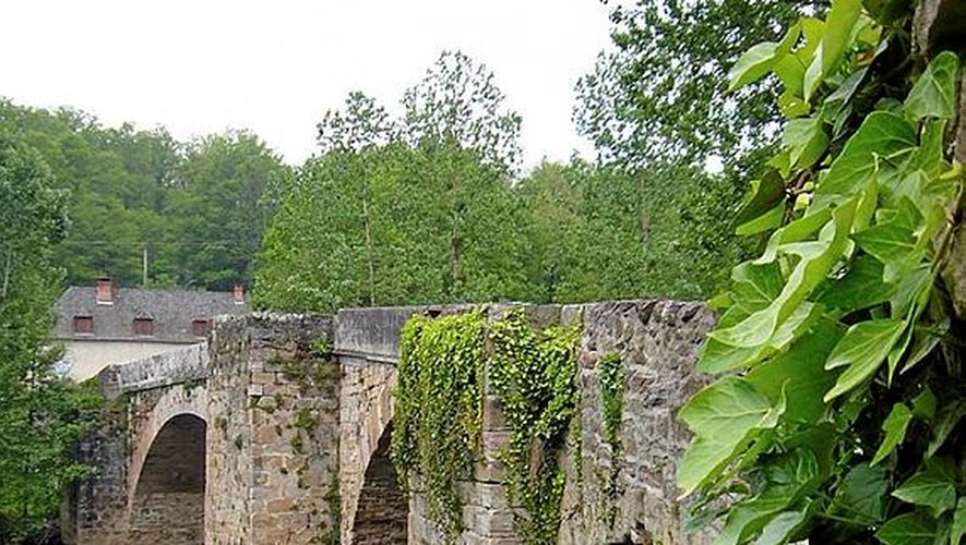 Les constructions autour des bastides aident à comprendre l’histoire de ces lieux. Ici, le pont Saint-Blaise à Najac, vers 1269-1274.
