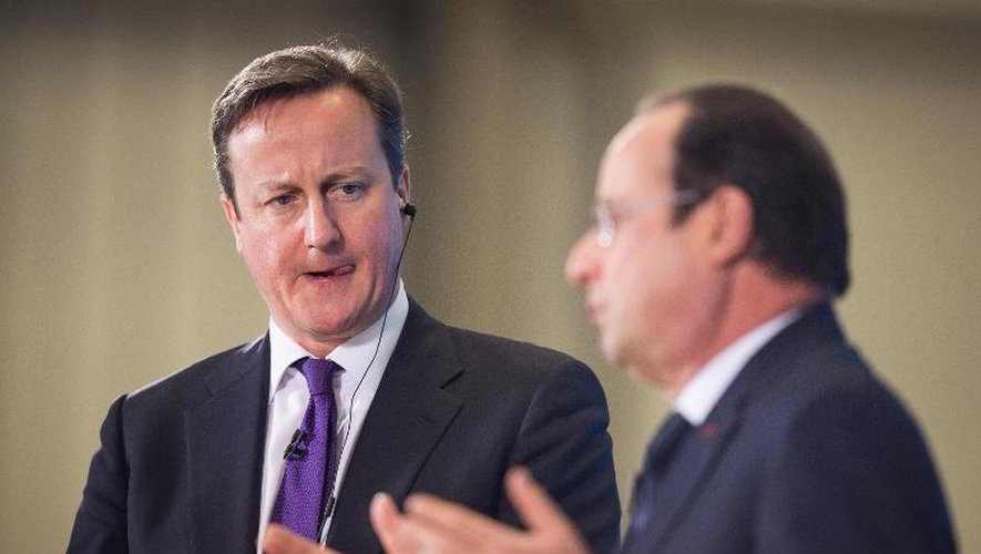 Le Premier ministre britannique David Cameron (G) et le Président français François Hollande durant une conférence de presse commune à Brize Norton, où les deux responsables se sont rencontré pour un sommet franco-britannique vendredi