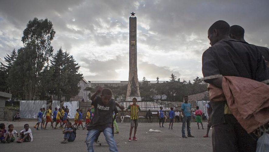 Des skateurs près du Musée national, à Addis Abeba, le 12 mars 2015