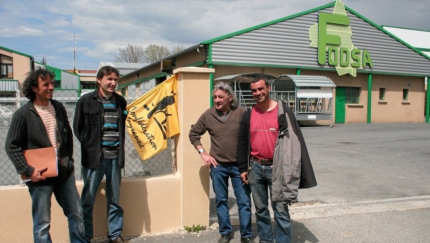 Des membres de la Confédération paysanne ont manifesté leur désaccord devant la Fodsa à Rodez.