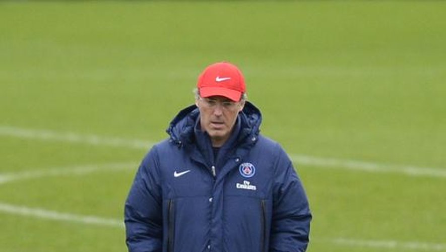 L'entraîneur du Paris Saint-Germain Laurent Blanc supervise l'entraînement, le 30 janvier 2014 à Saint-Germain-en-Laye