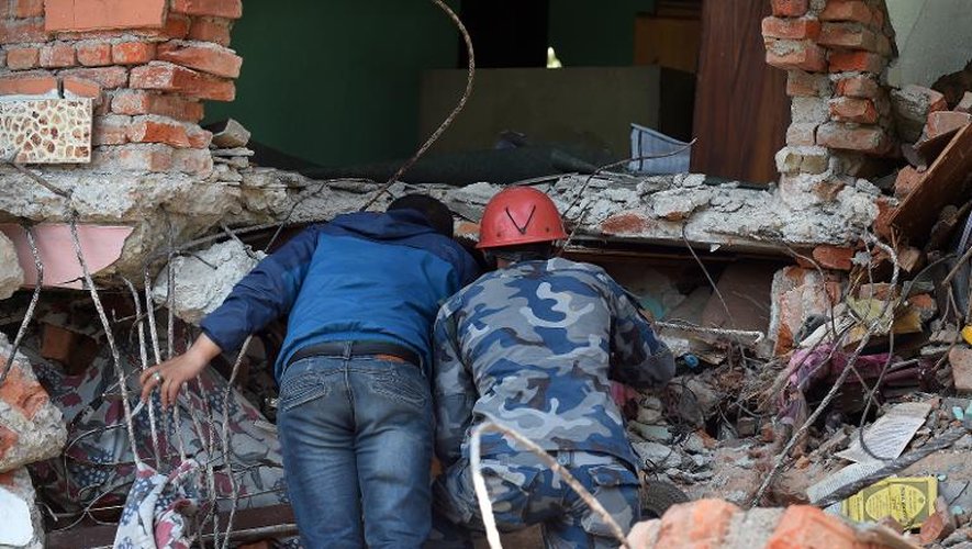 Recherche de victimes au milieu des décombres le 27 avril 2015 à Katmandou
