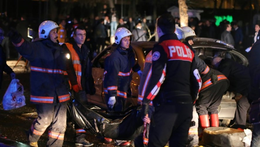 La police sur le site d'une explosion meurtrière, le 13 mars 2016 à Ankara, en Turquie