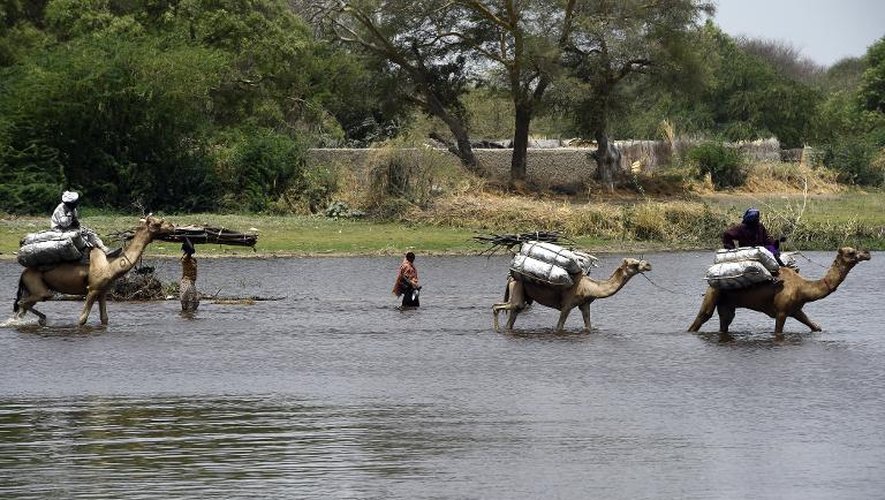 Des habitants de N'Gouboua, au Nigeria, traversent le lac Tchad après l'attaque de leur village par des islamistes de Boko Hatram, le 6 avril 2015