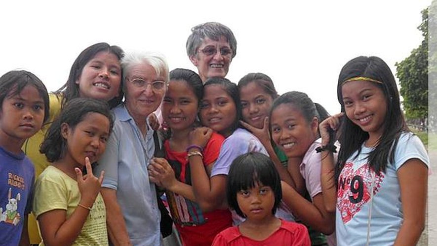 Soeur Domergue, entourée des adolescents qu'elle côtoie aux Philippines et auxquels elle vient en aide.