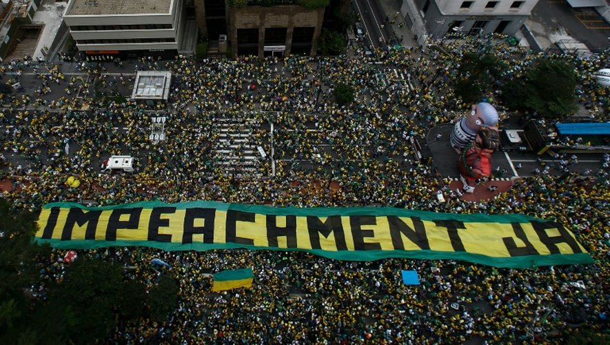 Manifestation pour le départ du pouvoir de la présidente brésilienne Dilma Rousseff à Sao Paulo au Brésil, le 13 mars 2016