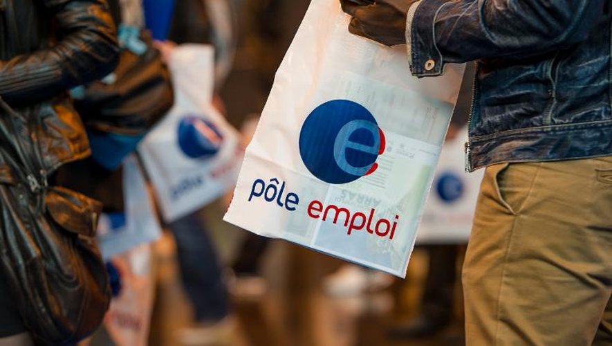 Des personnes à la recherche d'un emploi, le 14 octobre 2014 à l'agence Pôle emploi, à Arras, dans le nord de la France