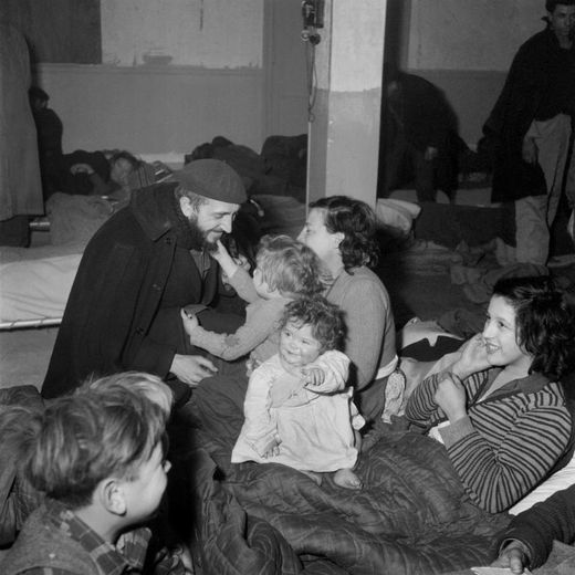 L'Abbé Pierre avec une famile de sans-abris le 2 février 1954 à Paris
