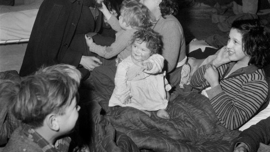 L'Abbé Pierre avec une famile de sans-abris le 2 février 1954 à Paris