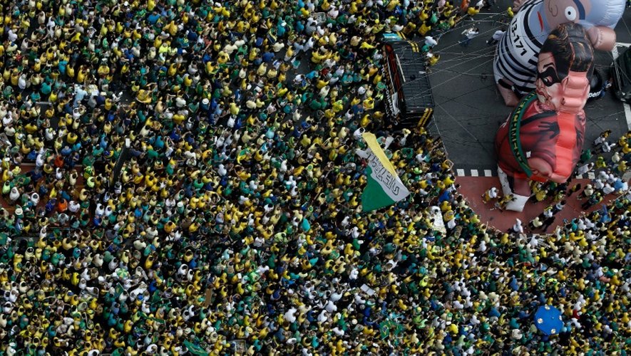 Manifestation pour le départ du pouvoir de la présidente brésilienne Dilma Rousseff à Sao Paulo au Brésil, le 13 mars 2016