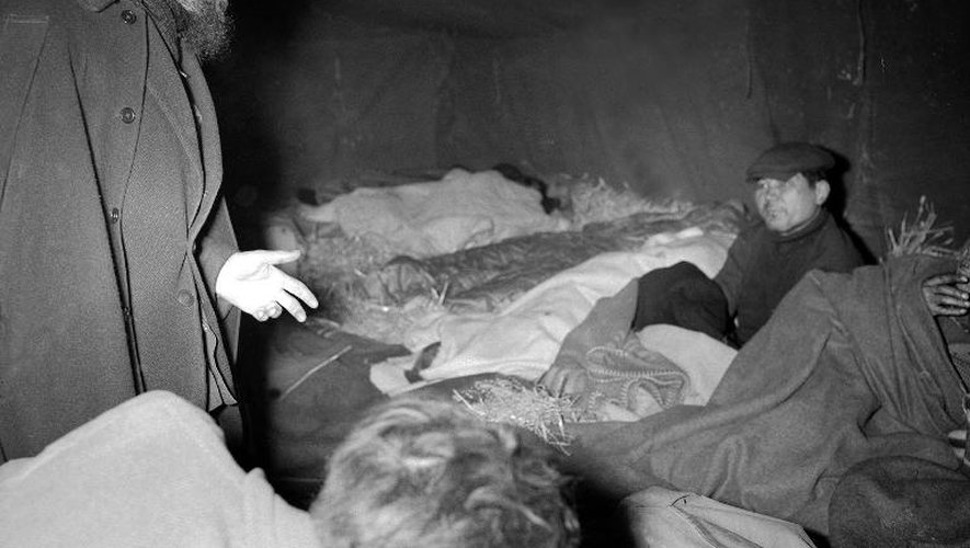 L'Abbé Pierre avec des sans-abris le 2 février 1954 à Paris