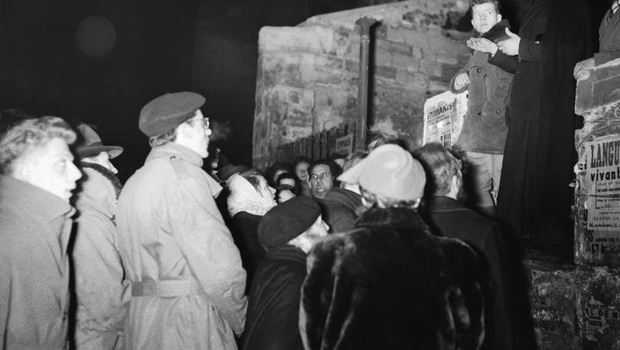 L'Abbé Pierre le 03 février 1954 place du Panthéon à Paris face aux volontaires mobilisés pour aider des sans-abris