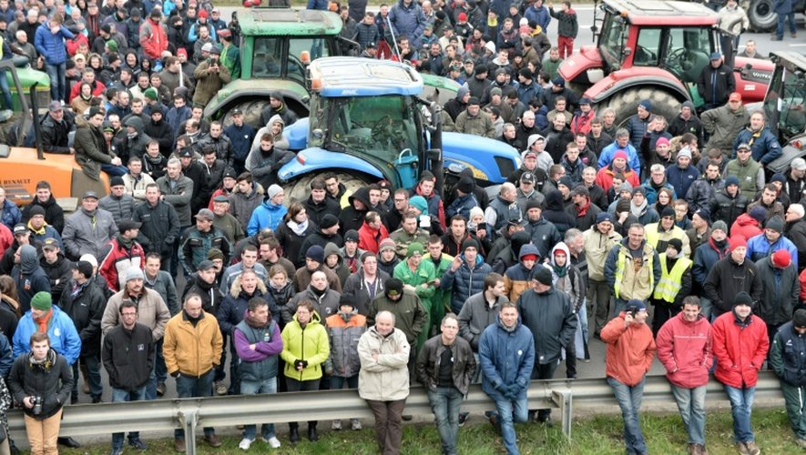 Des agriculteurs bloquent la rocade de Rennes, le 17 février 2016