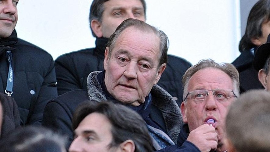 Le président de Lens, Gervais Martel, attend le coup d'envoi du match de L1 contre Lyon, le 17 janvier 2015 à Amiens