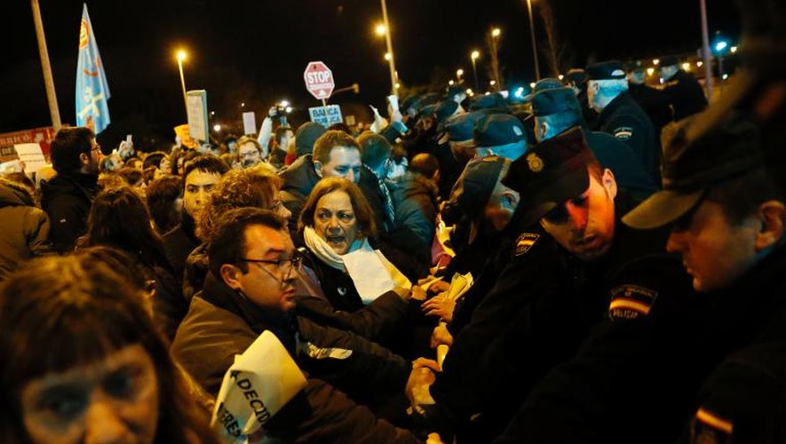 Les passagers du "train de la liberté" face aux forces de l'ordre le 31 janvier 2014 à Valladolid
