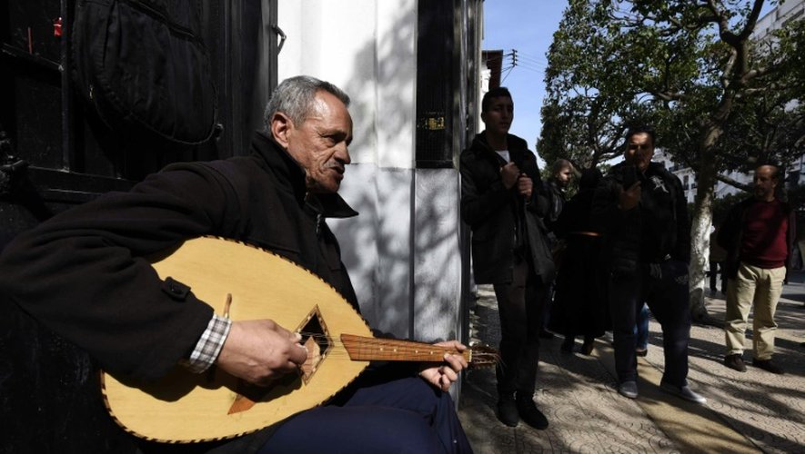Le musicien Isri Ahmed, dans les rues d'Alger, le 18 février 2016