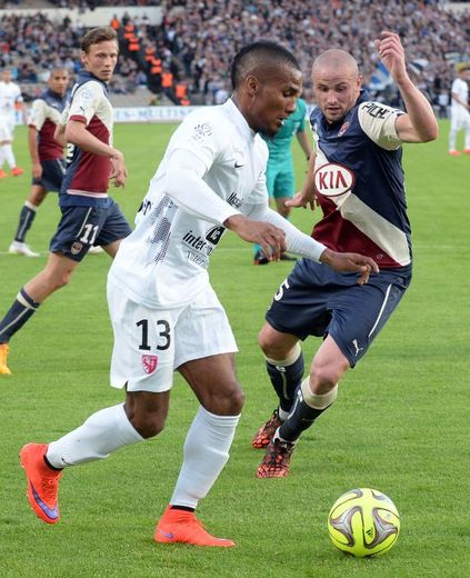 Le défenseur de Metz Florent Malouda (g), à la lutte avec le défenseur de Bordeaux Nicolas Pallois, le 25 avril 2015 au stade Chaban-Delmas