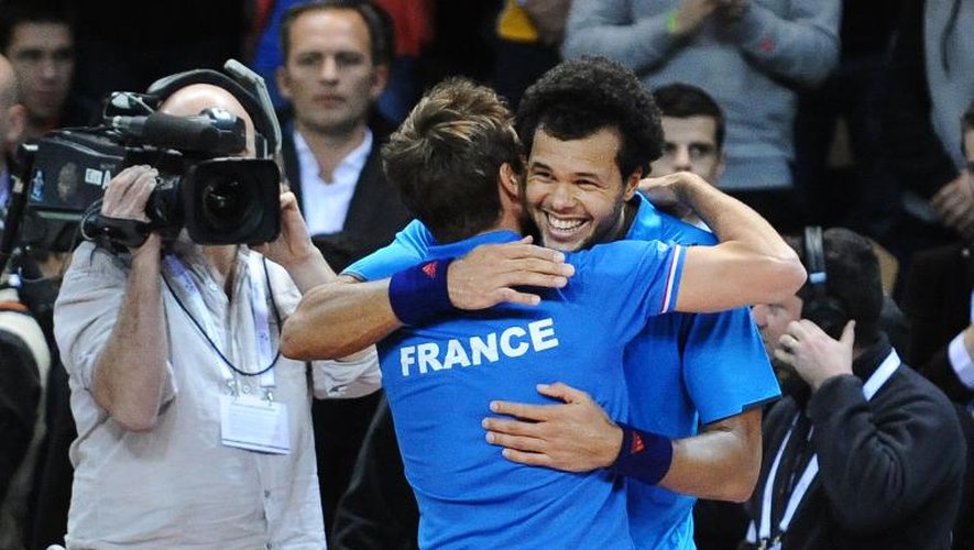 Jo-Wilfried Tsonga félicité par Arnaud Clement à l'issue du match contre Lleyton Hewitt le 31 janvier à 2014 Mouilleron-le-Captif
