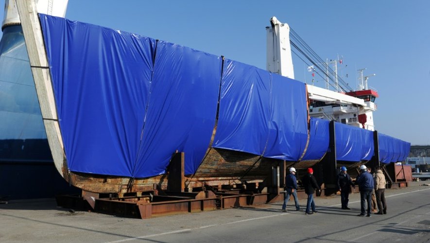 La Calypso, le mythique bateau du commandant Cousteau, est protégée par des bâches avant son départ du port de Concarneau pour la Turquie, le 14 mars 2016