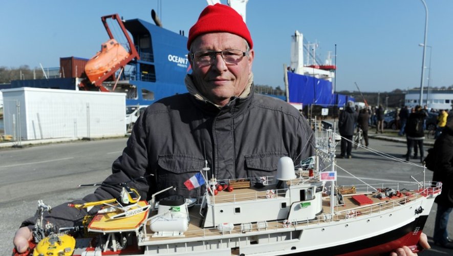 Claude Menu, membre de l'équipe Cousteau, montre une réplique du bateau La Calypso, au port de Concarneau, le 14 mars 2016