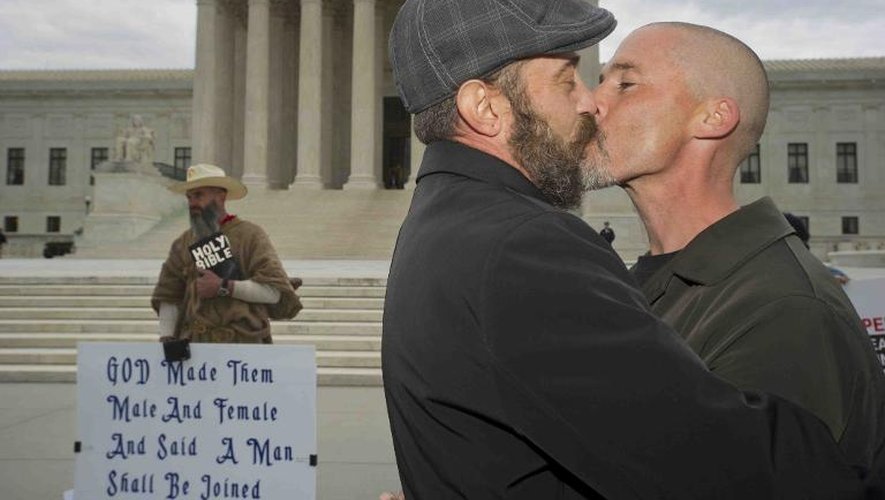 Un couple d'homosexuels marié s'embrasse devant la Cour suprême des Etats-Unis, à Washington, le 27 avril 2015