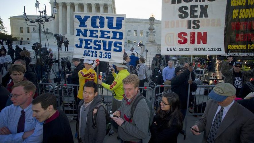 Des opposants au mariage gay manifestent devant la Cour suprême, à Washington, le 28 avril 2015