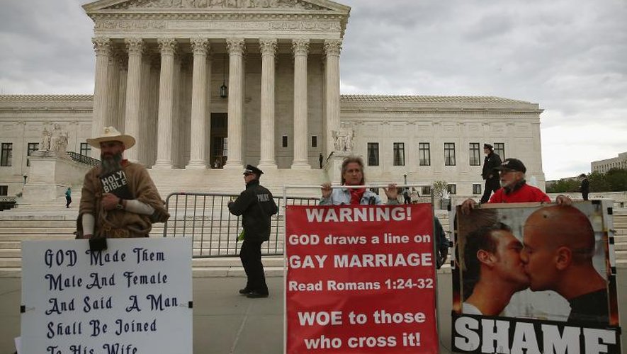 Des opposants au mariage gay manifestent devant la Cour suprême, à Washington, le 27 avril 2015