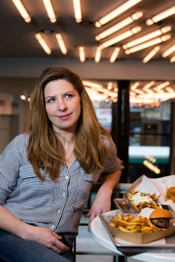 L'Américaine Kristin Frederick, fondatrice du food truck "Le Camion qui fume", pose dans son restaurant en dur à Paris, le 12 mars 2016