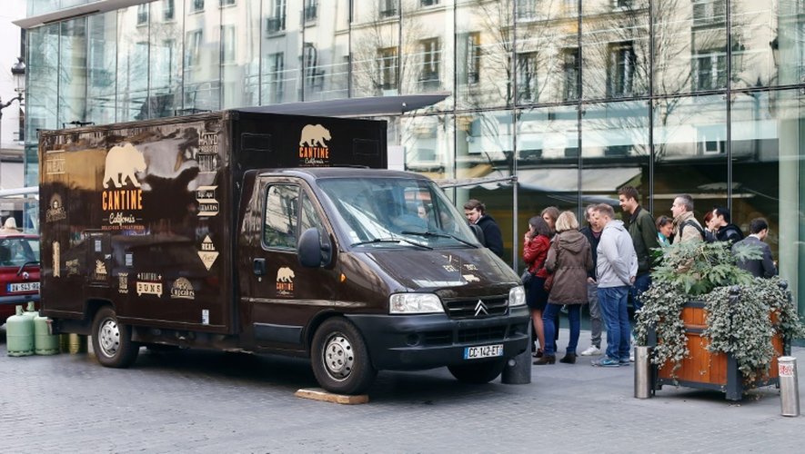 Des clients font la queue devant le food truck "Cantine California" à Paris, le 18 mars 2015